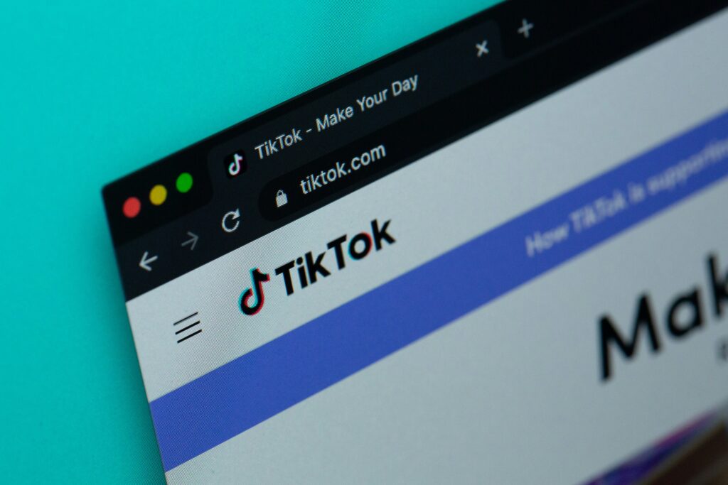 solen-feyissa-Rd5Z0K1lS7k-unsplash TikTok Ads for charities